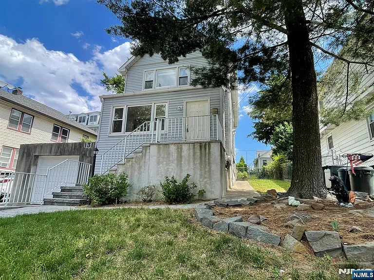 131 Irving St — Photo 2