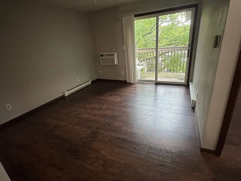 Wesleyan Apartments — Photo 8