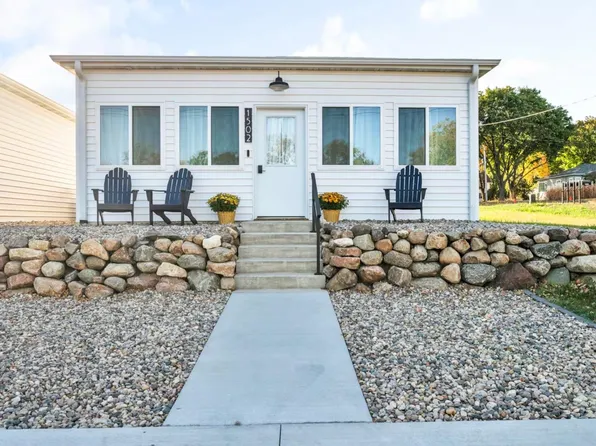 1502 Dundee Ave, Spirit Lake, IA 51360