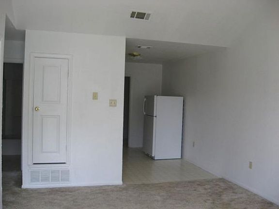 2nd image of 208 Gibson St #B