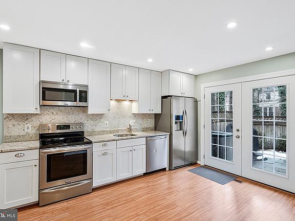2nd image of 3236 Cambridge Ct
