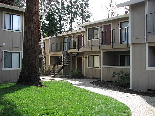 Stadium Village Apartments — Photo 8