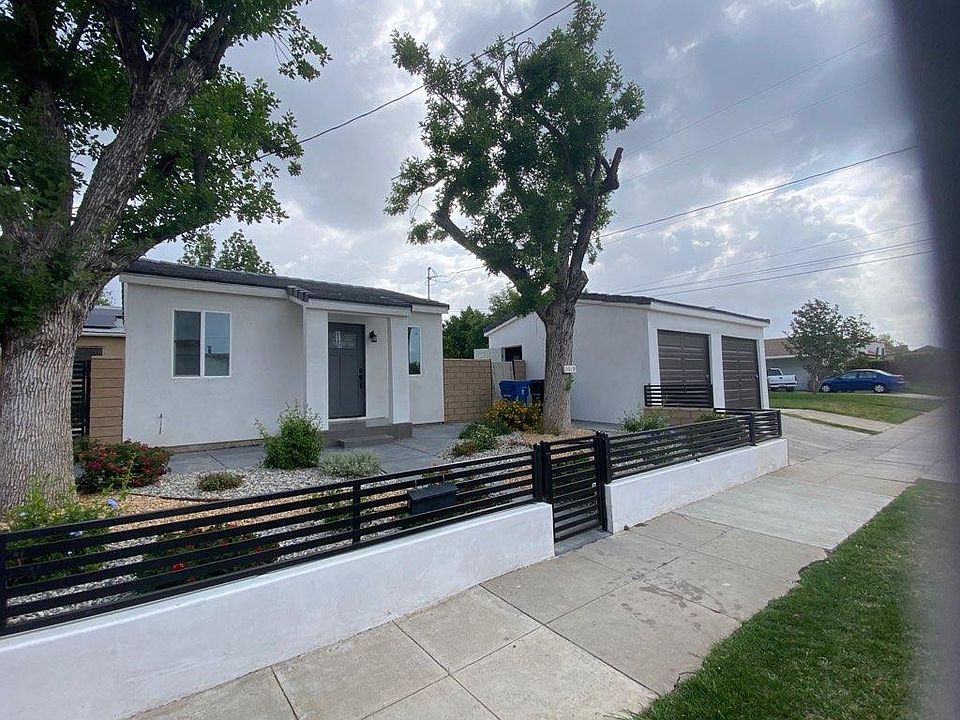 Small rear yard and garage. Drought resistant landscape.