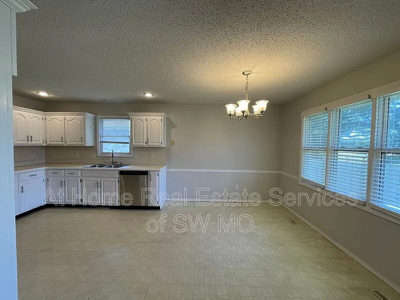3 bed, 2.0 bath, 1543 sqft, $1,725 — Photo 3