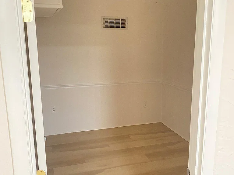 7604 McNamara Dr — Photo 17