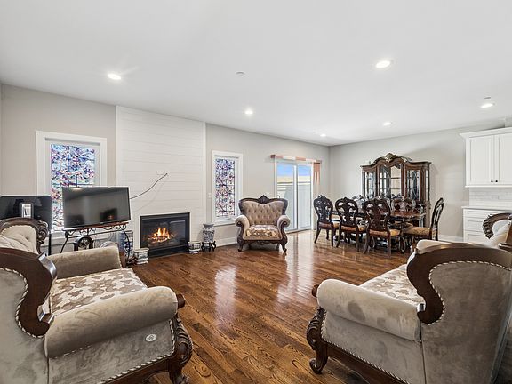 5th image of 8166 W 87th St #8166