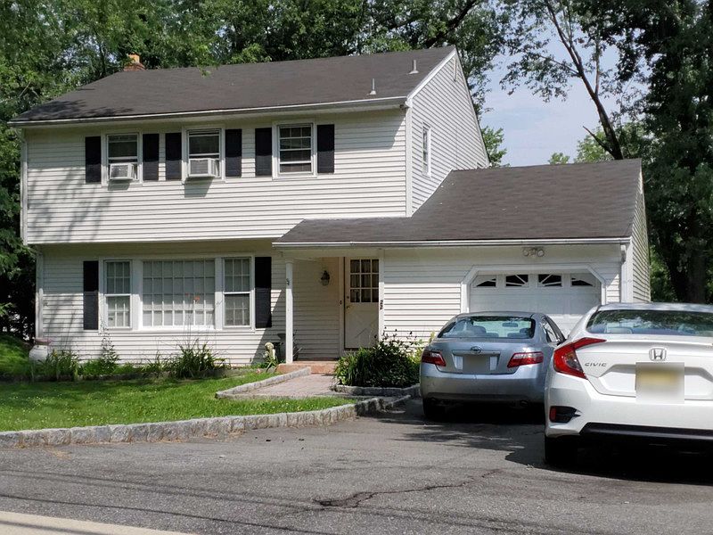 2nd image of 22 Fleetwood Dr