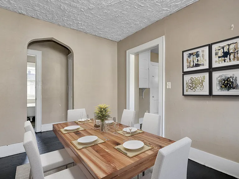 1206 Leslie St — Photo 3