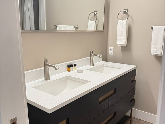 Primary En-Suite Bath