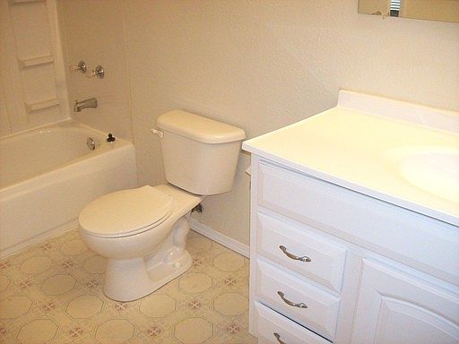 3rd image of 1015 Baywood Dr APT B
