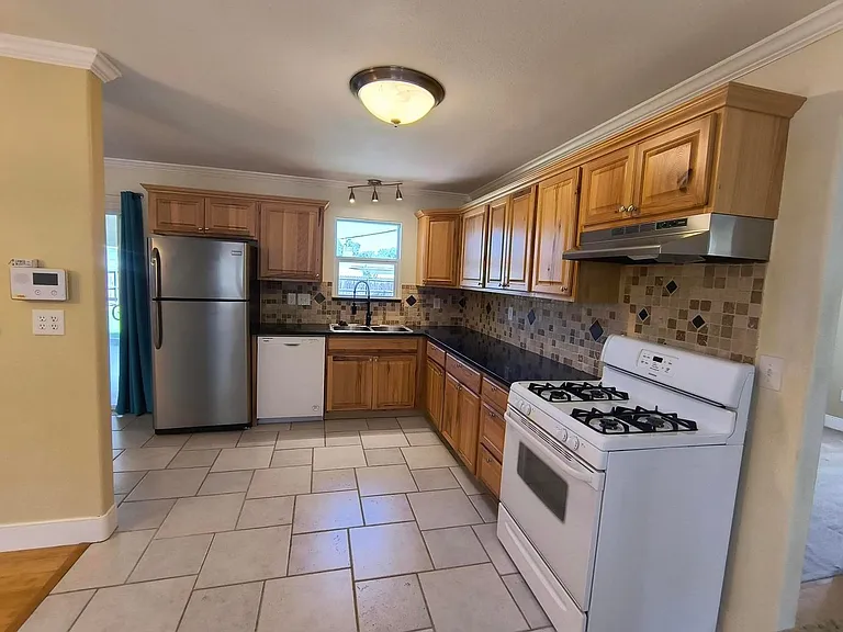 306 River Oaks St — Photo 3