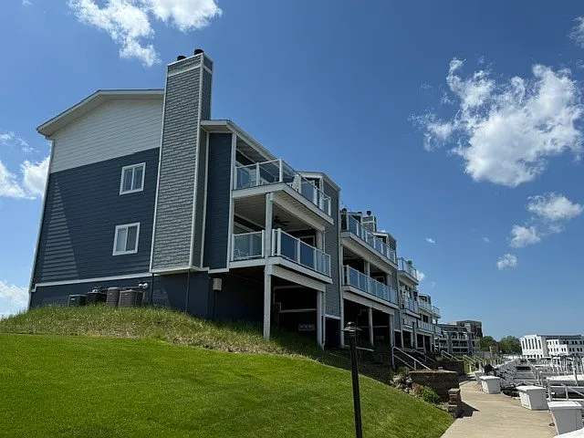 50 Marine Dr #8