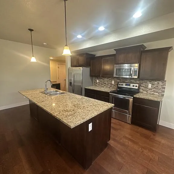 2122 Sandbur Dr — Photo 4