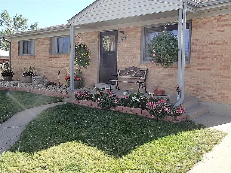 11863 Claude Way — Photo 2