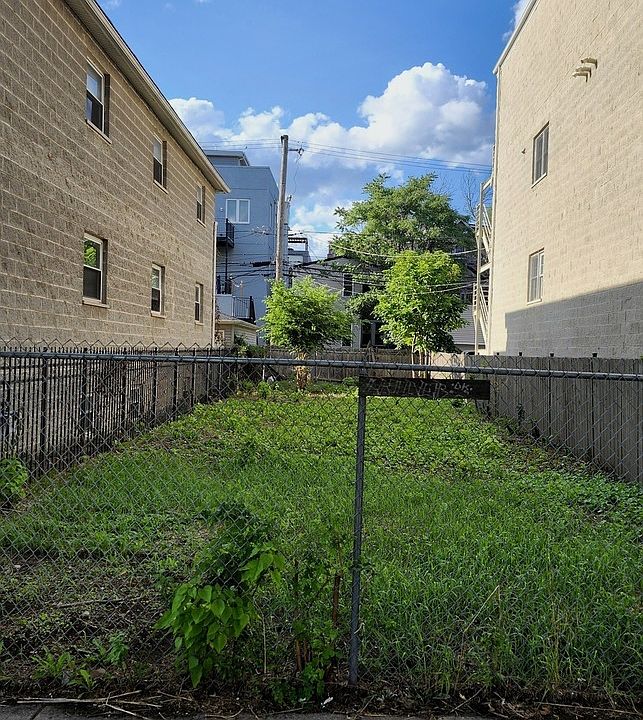 1st image of 2900 W Palmer St