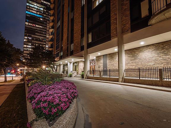3rd image of 929 N Astor STREET #203