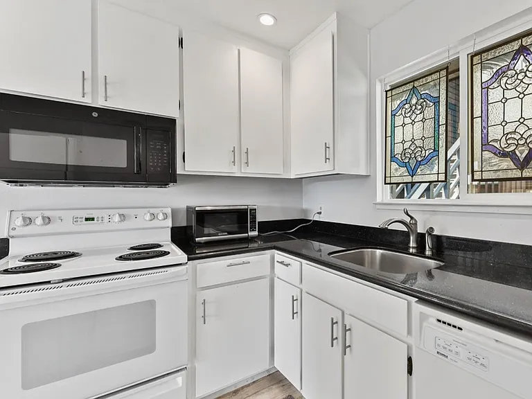 865 Corbett Ave — Photo 5