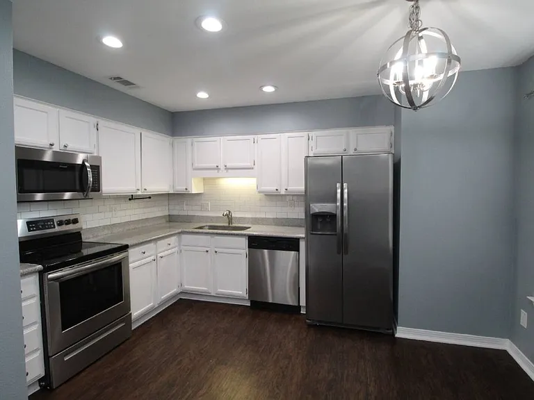 2709 Chicago Ct — Photo 8