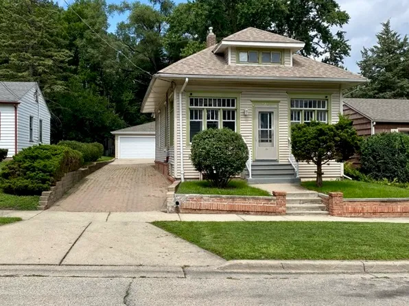 626 Bent St, Elgin, IL 60120
