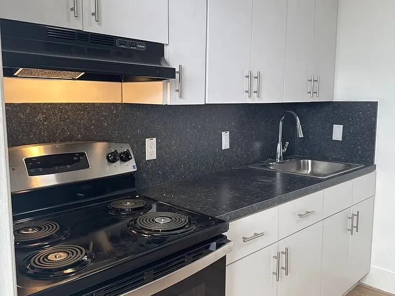 936 SW 4th St — Photo 4
