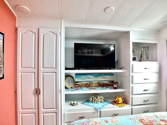 5th image of 793 E Oyster Dr