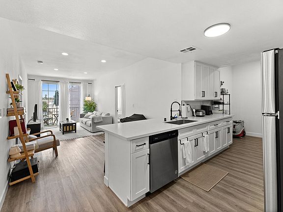 3rd image of 621 N Bronson Ave