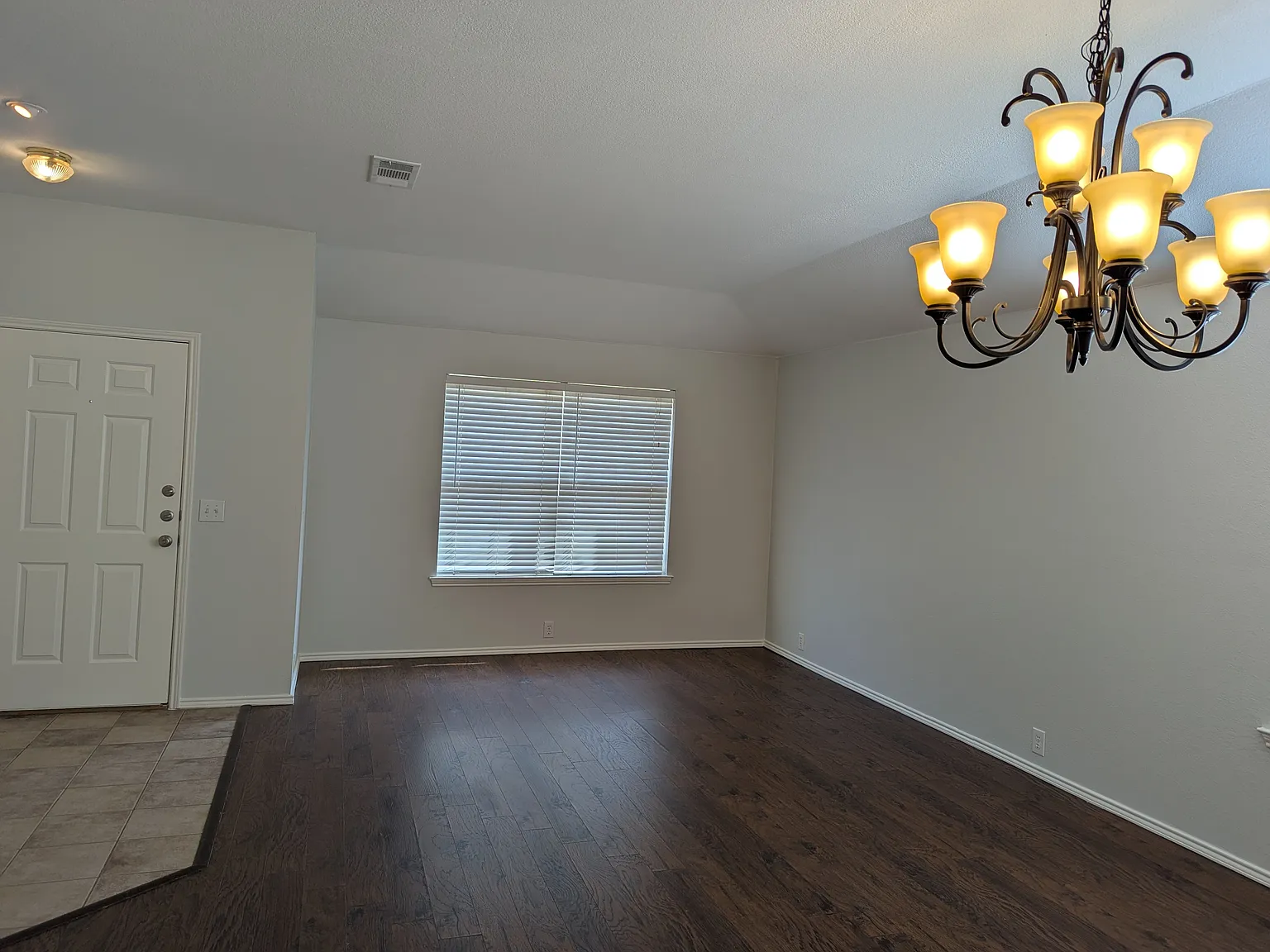3 bed, 1872 sqft, $2,095 — Photo 3