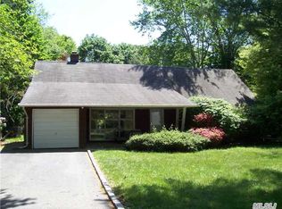 46 Fairfields Ln, Huntington Station, NY 11746