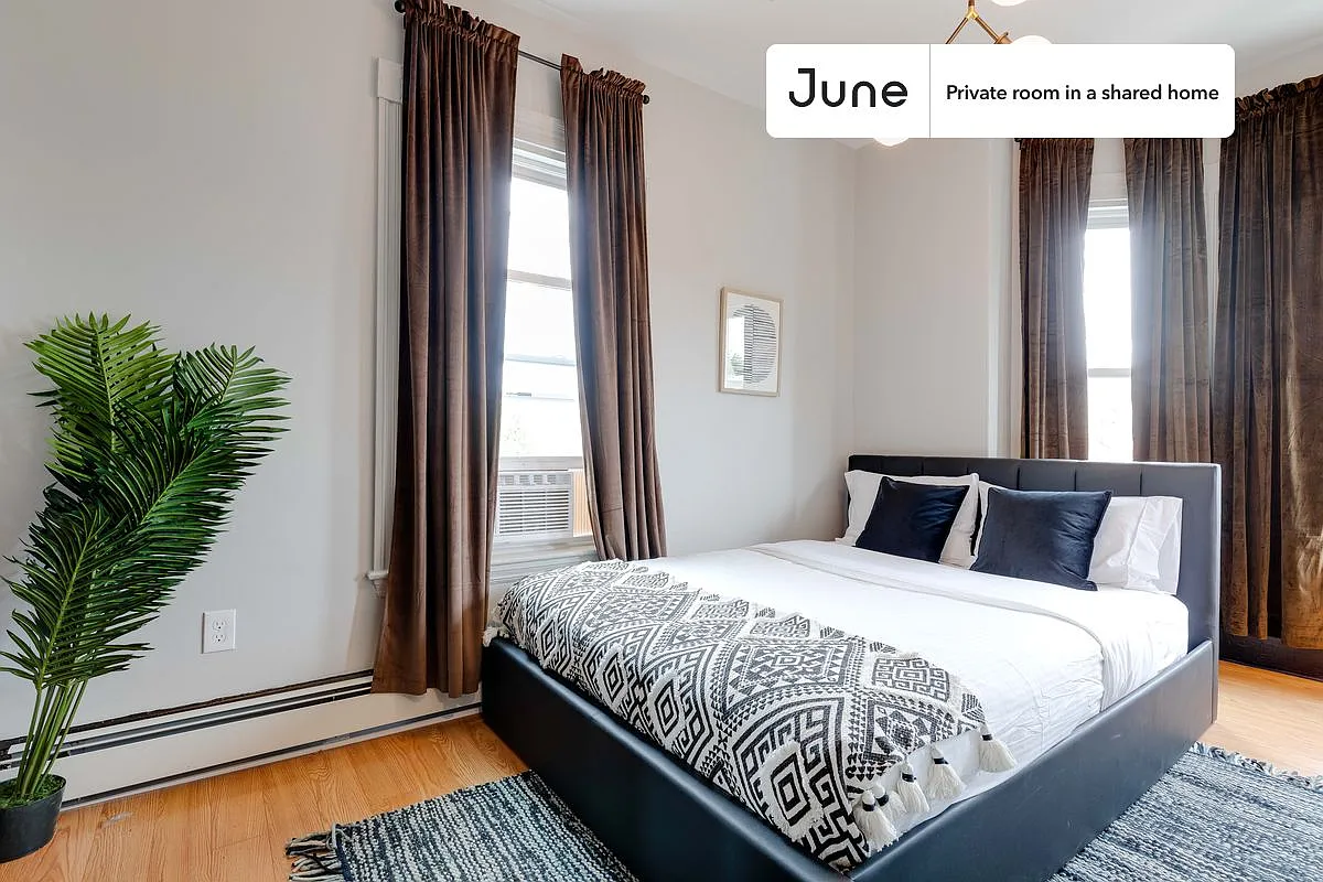 Queen bedroom in 4 bed/1.5 bath home in South Boston #193 2A — Photo 1