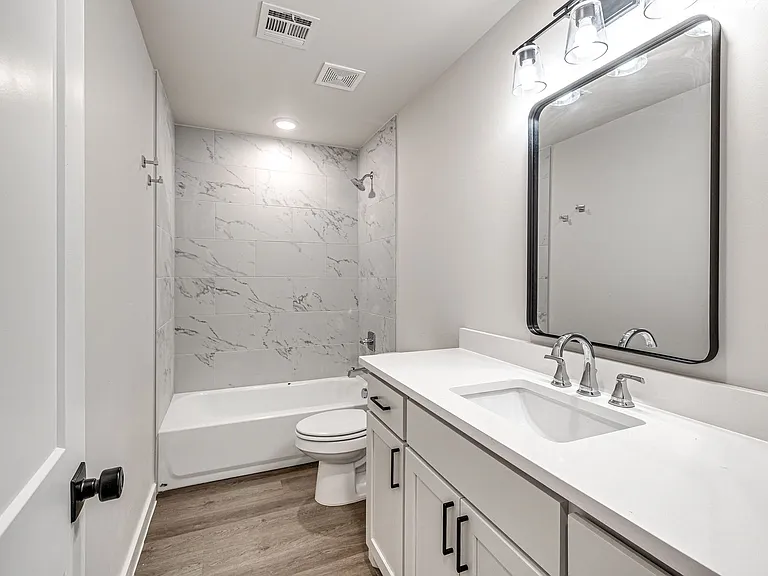608 W 2nd St #110 — Photo 24