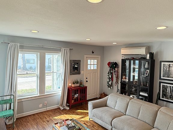 2nd image of 518 N Prairie Ave