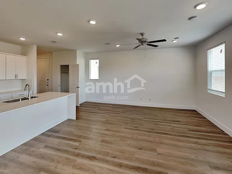 11122 Magallanes St — Photo 4