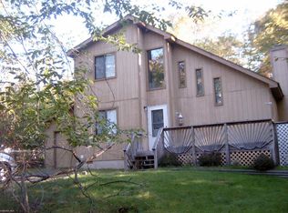 27 Commanche Trl, Gouldsboro, PA 18424