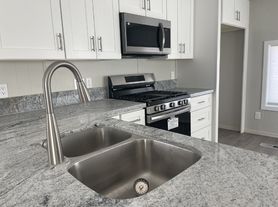 2 bed, 1.0 bath, 672 sqft, $1,400