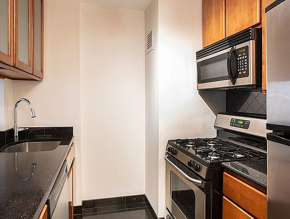 4th image of 300 E 59th St APT 803