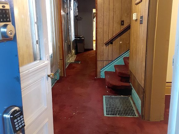 3rd image of 721 Oakwood St