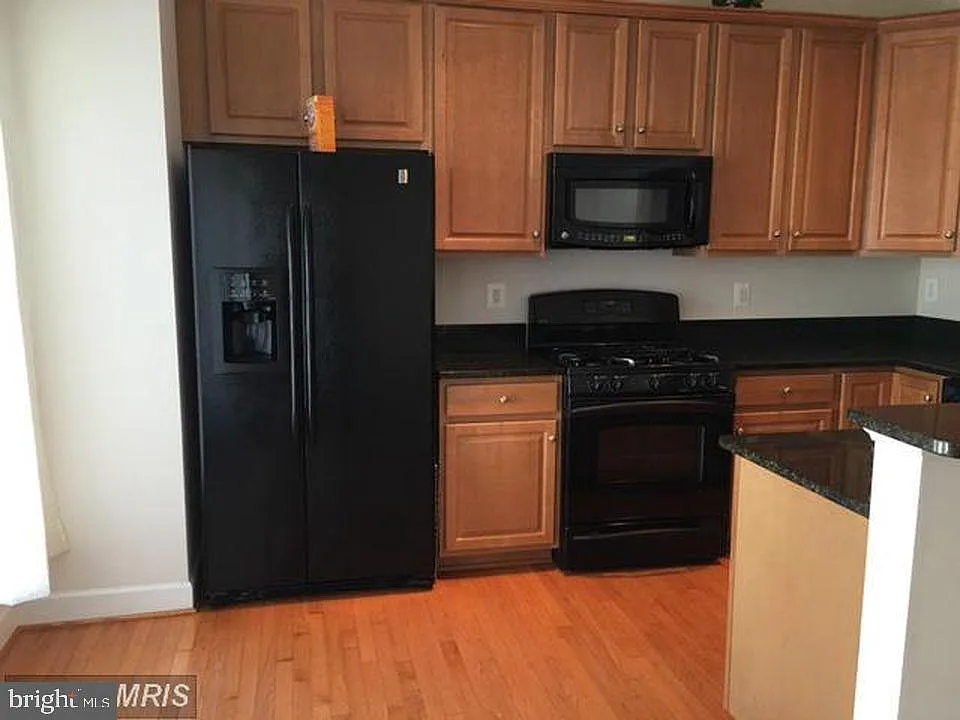 3 bed, 4.0 bath, 2022 sqft, $3,000 — Photo 3