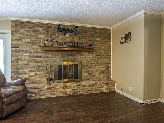 4th image of 1412 Emerald Dr