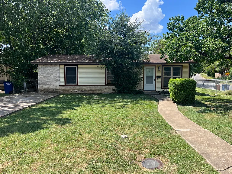2600 Friar Tuck Ln — Photo 3