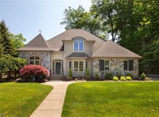 2 River Parke Dr, Rocky River, OH 44116