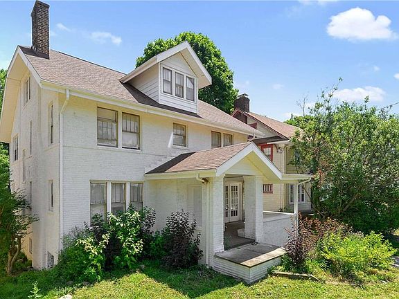 3rd image of 213 Casterton Ave