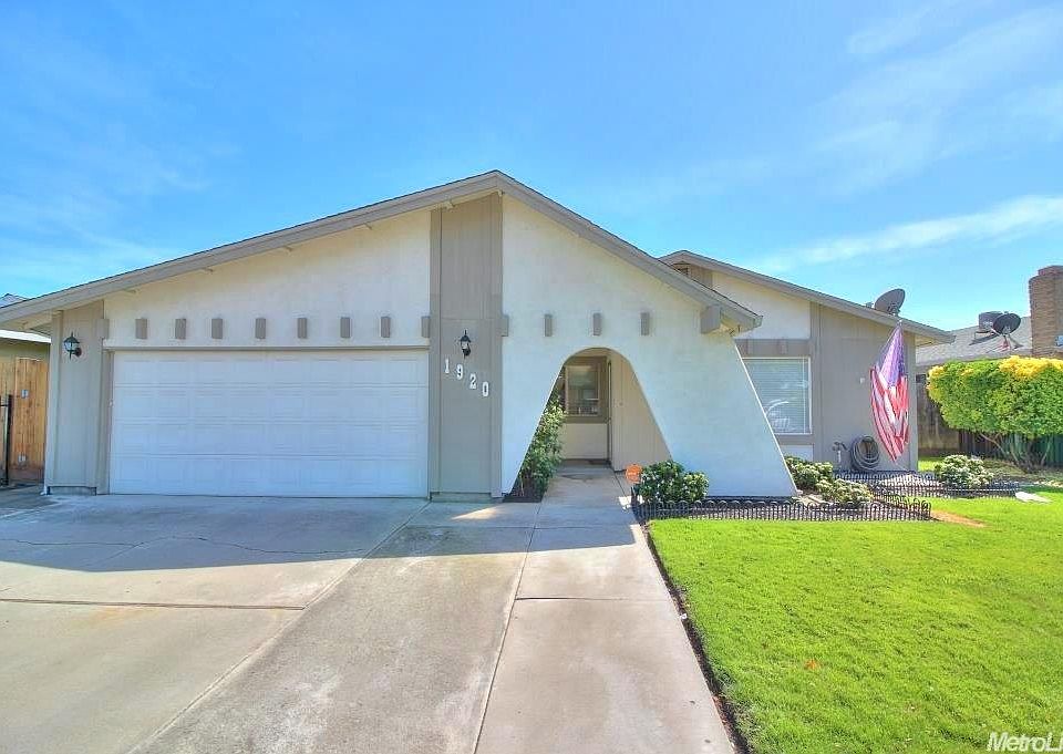 2nd image of 1920 Sandalwood Dr