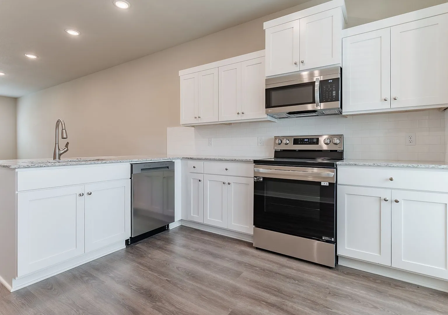2 Bedroom 2.5 Bath Townhome in Fayetteville! — Photo 3