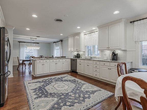 5th image of 408 Saint Claire Dr