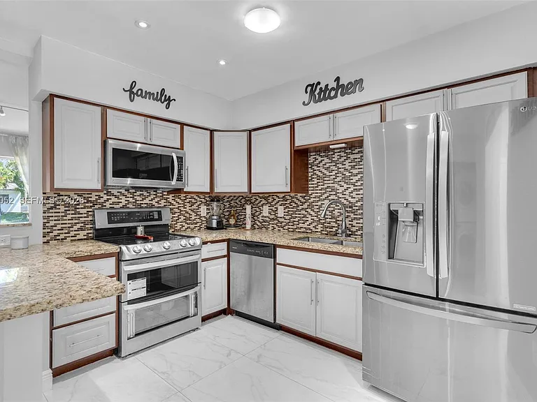 2340 SW 15th St — Photo 9