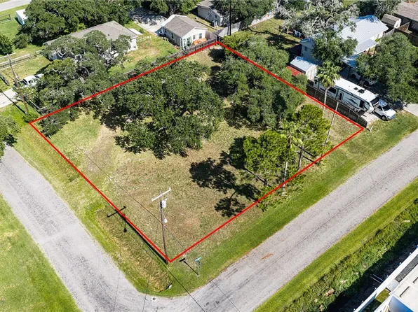 606 Fulton Ave, Rockport, TX 78382