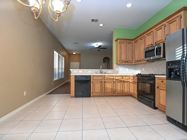 2123 Castle Gardens Ln — Photo 13