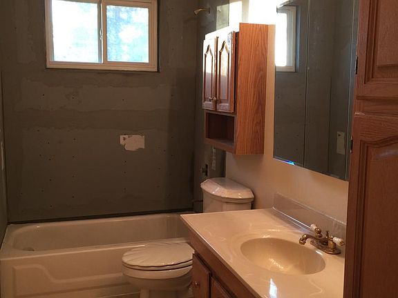 Full Bathroom (before new tile)