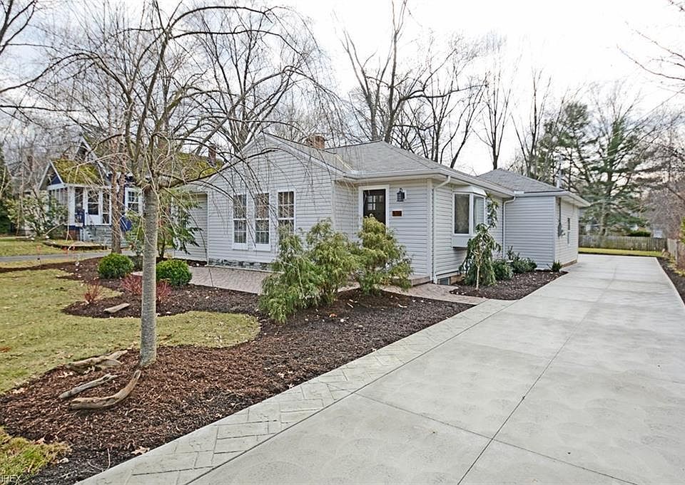 1st image of 576 Bassett Rd