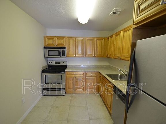 4th image of 4018 Versailles Dr #C